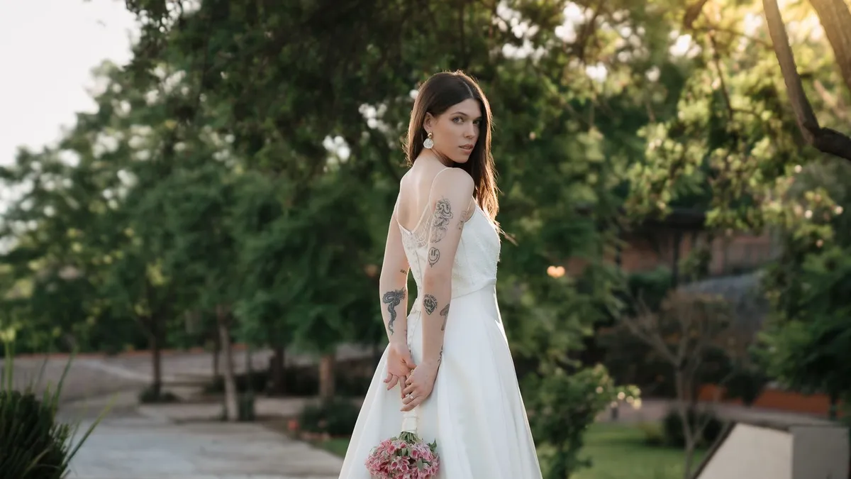 Organiser un mariage rockabilly cohérent, de la robe de mariée aux accessoires et à la coi